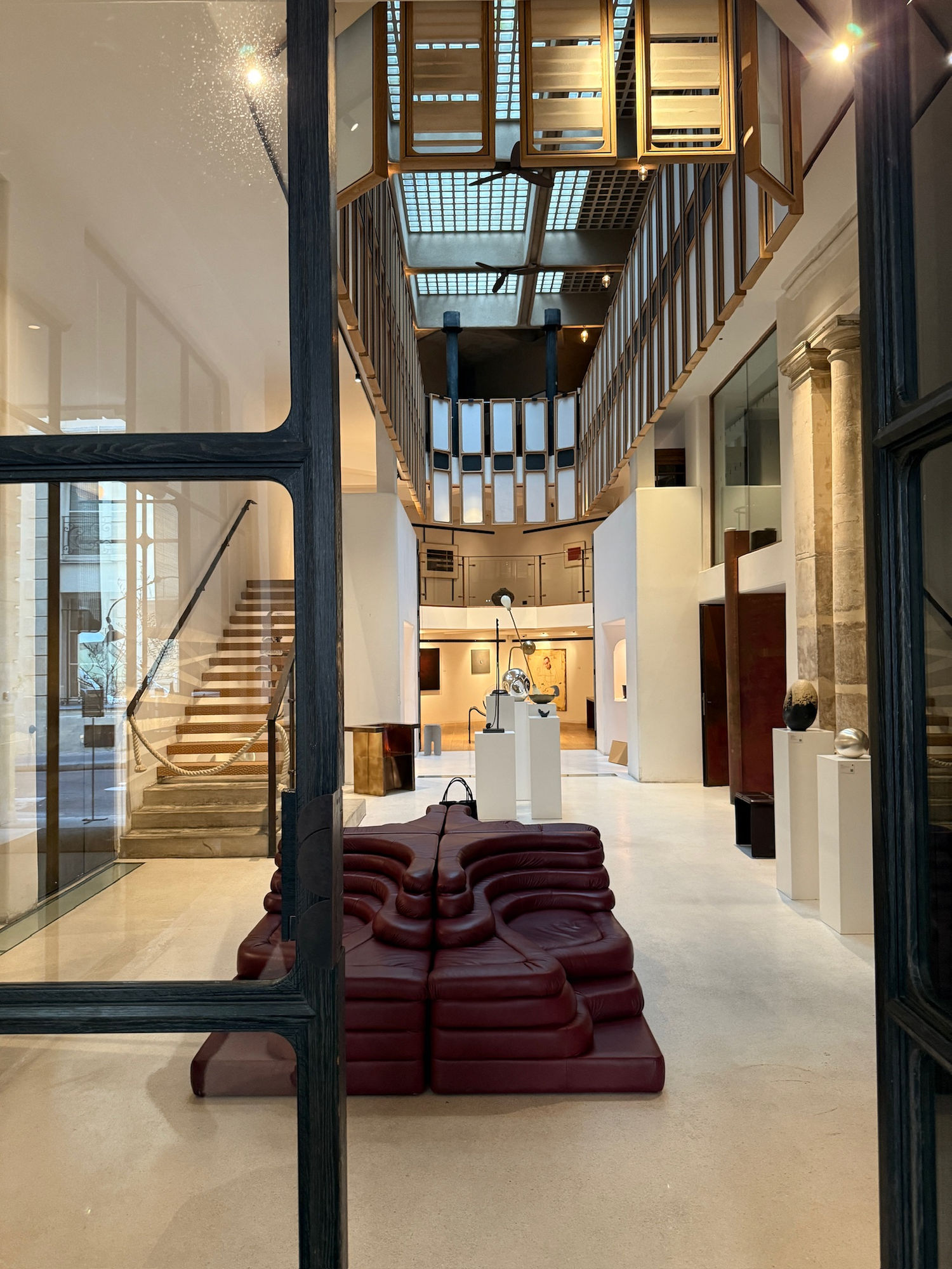 The hall of OGATA Paris with plinths and furniture, during Objects that we collect and live with.